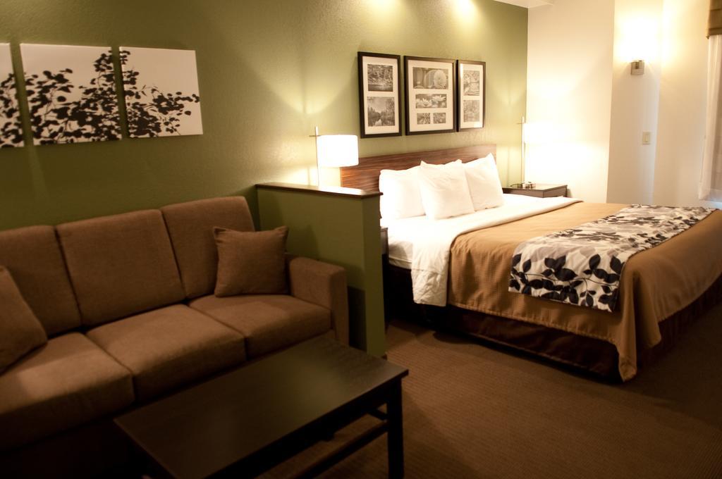Sleep & Buffalo Airport Hotel 3*